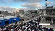 أهالي غزة يؤدون صلاة عيد الأضحى بين أنقاض المساجد المدمرة