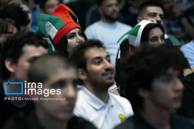 تماشای بازی ایران توسط هواداران در باغ کتاب تهران