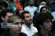 تماشای بازی ایران توسط هواداران در باغ کتاب تهران