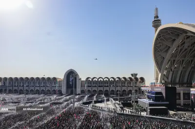 برپایی نماز میت بر پیکر رهبر شهید ایران