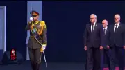 ادای احترام رئیس پارلمان بلاروس به یادبود آیت‌الله خامنه‌ای شهید